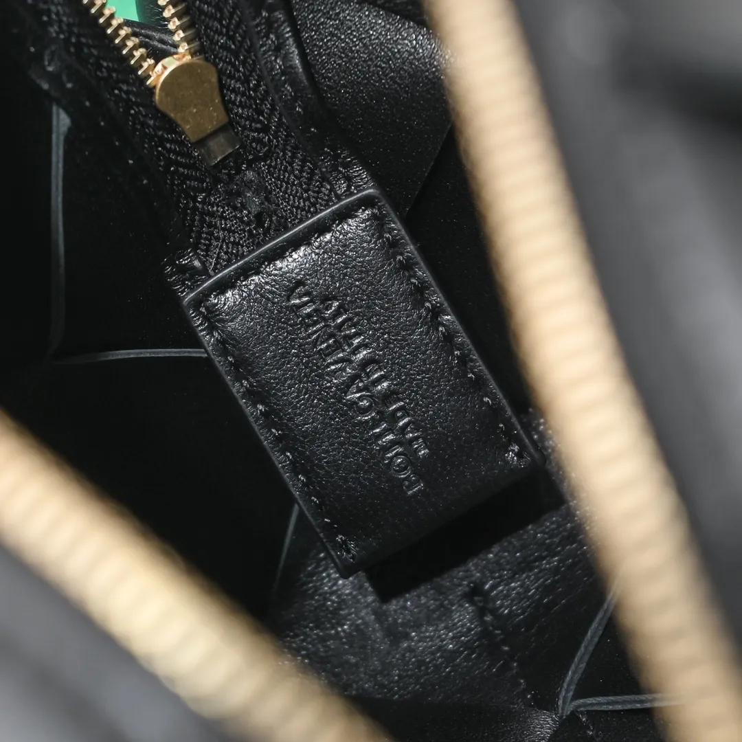 Batch 1360 #BV New Cassette camera bag📷Classic sheepskin woven material, matte texture, soft and delicate, high-end fashionable and unobtrusive. Clever handwork makes its structure very three-dimensional, so it also brings a large capacity, the bag body is very simple and attractive, giving everyone a fashionable and interesting visual experience. Zipper opening and closing, practical, lightweight when carried on the body, and the upper body has an American feel and is a bit playful and cute [Hey ha] Size: 22x14x10, Model: 6600#